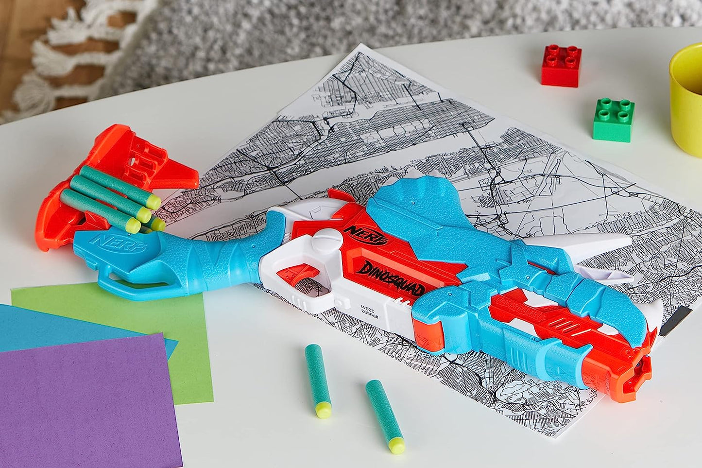 NERF DinoSquad Tricera-Blast Blaster, aufklappbarer 3-Dart Lauf, 12 Nerf Darts Triceratops
