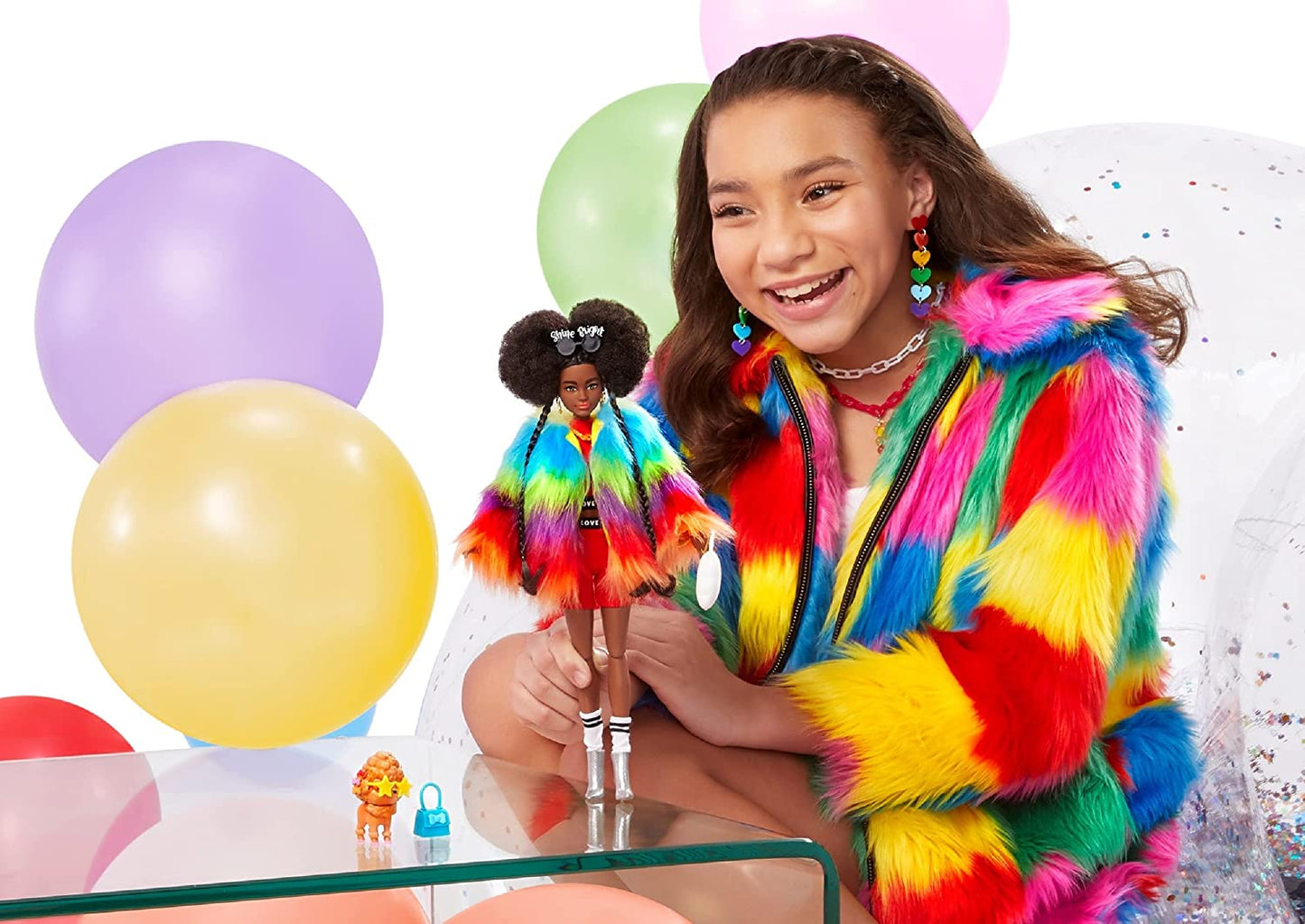 Barbie GVR04 Puppe, kuscheliger Regenbogen-Mantel mit Pudel, brünetten Afro-Puffs