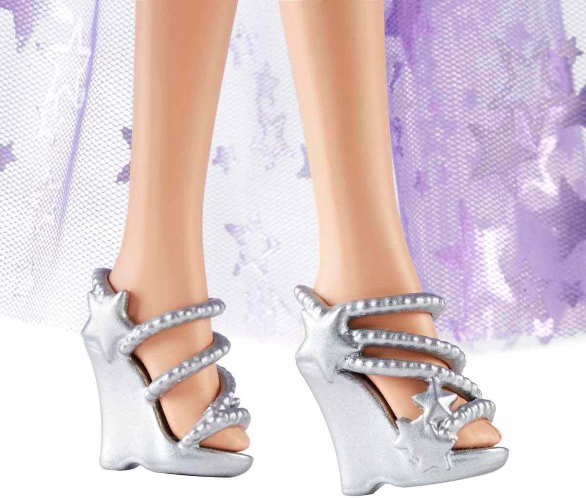 Barbie HLC32 - Touch of Magic Netflix - Ein verborgener Zauber Malibu Roberts Puppe - Mattel